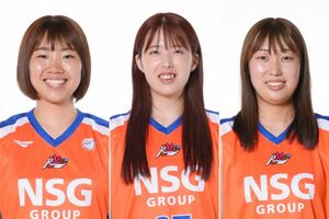 契約更新した左から深瀬凜海、柳瀬柚奈、中道玲夏