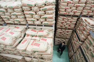 政府備蓄米を保管している倉庫=2月、埼玉県内