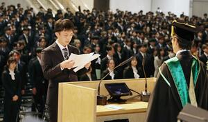 期待で胸を膨らませた新入学生たちが集った新潟大の入学式＝３日、新潟市中央区