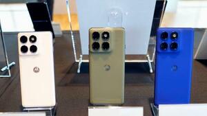 モトローラ・モビリティの新型スマートフォン=23日午後、東京都千代田区