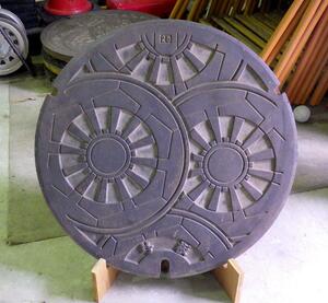 今回販売するマンホールのふたの１枚。与板地域で使われていた（長岡市提供）