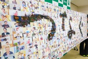 　長野県泰阜村が作成した、村民の顔写真を使ったモザイクアート＝２月、泰阜村役場