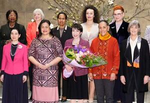 女性の駐日大使らと面会し、記念写真に納まる高市首相(手前中央)ら=15日午後、首相官邸