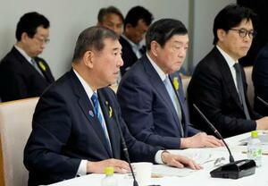 民間主導によるまちづくりを推進する会議であいさつする石破首相(左)=27日午後、首相官邸