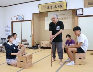 前島密の半生を描く創作劇の上演に向けて稽古する中学生ら=上越市下池部