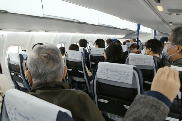 トキエアを使った遊覧飛行を楽しむ乗客たち=6日