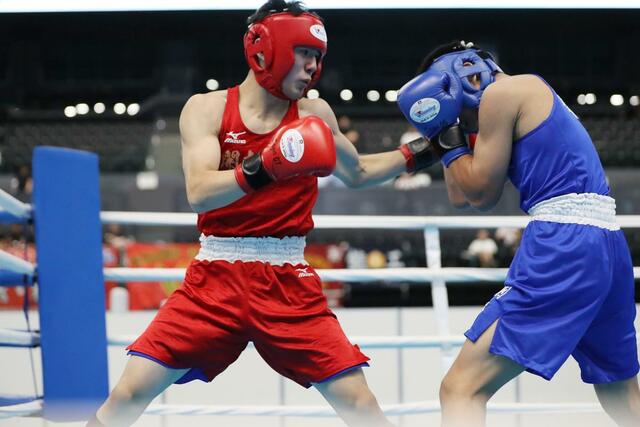 ライト級準々決勝　攻め手を探る開志学園の天井澤祐志（左）＝佐賀県ＳＡＧＡサンライズパーク