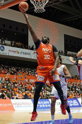 第１クオーター、シュートを決めるイバン・ラベネル＝アオーレ長岡