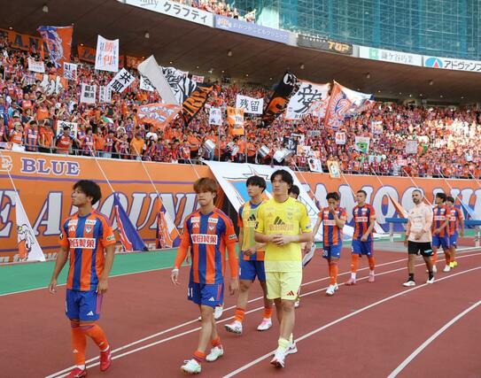 試合後の選手に大きな声援を贈る新潟サポーター=デンカビッグスワン