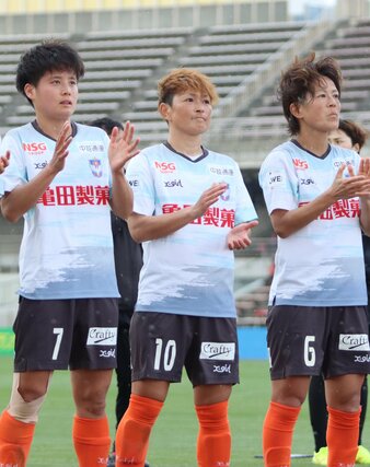 リーグ戦通算出場記録に並んだMF上尾野辺めぐみ(中央=新潟L提供)