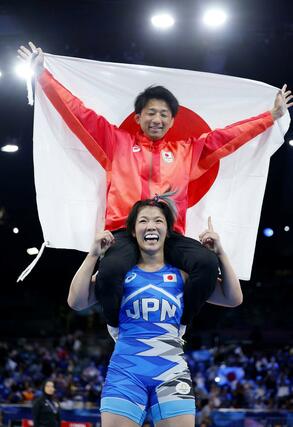 女子７６キロ級で金メダルを獲得し、コーチを肩車する鏡優翔＝パリ（共同）