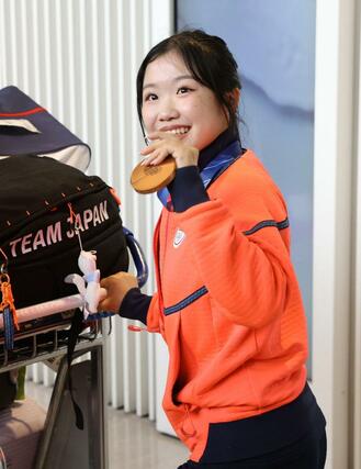 銅メダルを手に帰国したフィギュアスケート女子の中井亜美＝２４日、成田空港