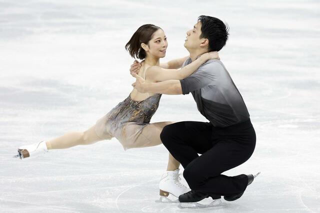 ペア・フリー　演技する三浦璃来（左）、木原龍一組＝ミラノ（共同）