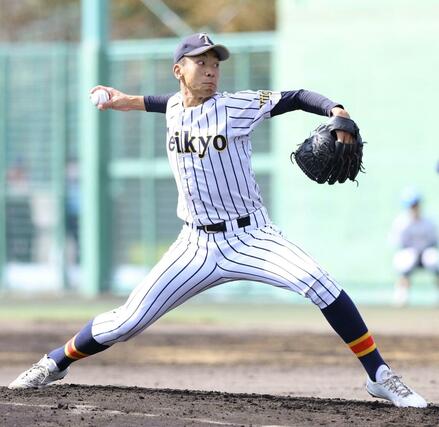 敦賀気比－帝京長岡　九回まで力投した帝京長岡先発の茨木佑太＝福井フェニックススタジアム