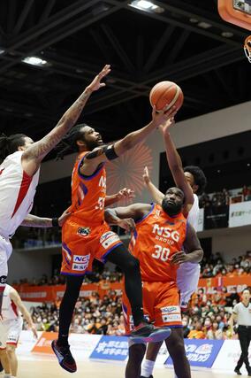 第3クオーター、シュートを決めるアント・ネルソン