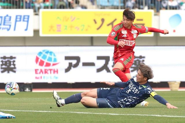 徳島－新潟　後半、ＦＷ若月大和がゴールを狙うも阻まれる＝鳴門大塚