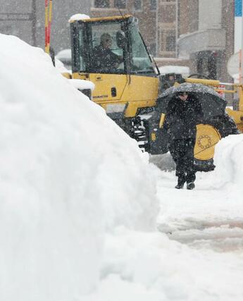 積雪が１メートルを超えた上越市（高田）＝２月１０日午後２時３０分過ぎ、上越市西城町３