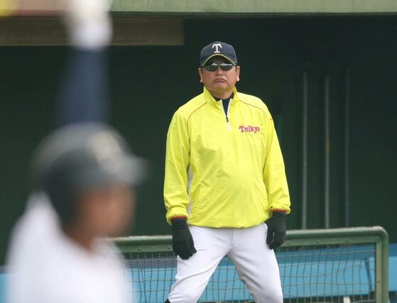 練習を見守る帝京長岡の芝草宇宙監督=兵庫県西宮市