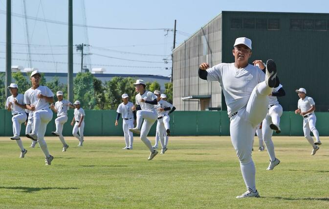 中越が大阪入り後初練習。ウオーミングアップする中越の選手たち＝８月２日、兵庫県明石市二見町の三菱重工Ｗｅｓｔグラウンド
