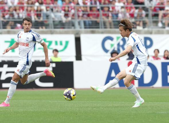 岡山－新潟　前半１５分、ＭＦ長谷川元希（右）がシュートを決め同点に追いつく＝ＪＦＥ晴れの国スタジアム