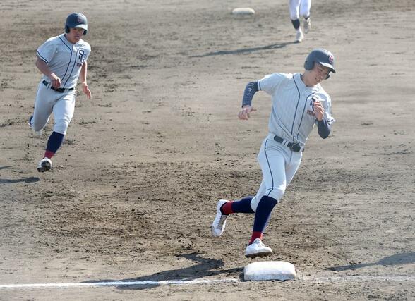 関根学園-上越 8回表関根学園1死一、二塁で谷島優輝が左越適時三塁打で三塁を回り本塁へ向かう二走篠原颯太(右)と一走片桐優=柏崎市佐藤池野球場
