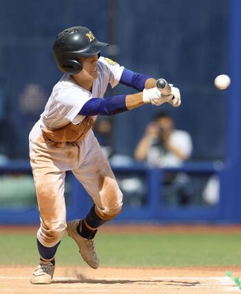 新発田南－十日町　７回新発田南１死一、三塁、須貝航太がスクイズを決め２－１と勝ち越す＝エコスタ