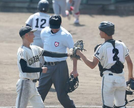 上越総合技術－長岡商　完投した長岡商の安藤（左）が捕手廣瀬とタッチ＝柏崎市佐藤池野球場