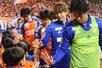 4-1で勝利し、子どもたちとハイタッチをして喜びを分かち合うFW太田修介(右から2番目)ら、新潟の選手たち=ビッグスワン