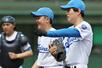 3回、走者を出すも無失点で切り抜け笑顔でベンチに引き上げる敬和学園の先発稲垣謙庄(中央)=三条市パールスタ