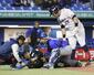 　神宮球場で４月１６日に行われたＤｅＮＡ戦で、ヤクルトのオスナ（右端）のスイングしたバットが手から離れ、側頭部に直撃し、倒れ込む川上審判員