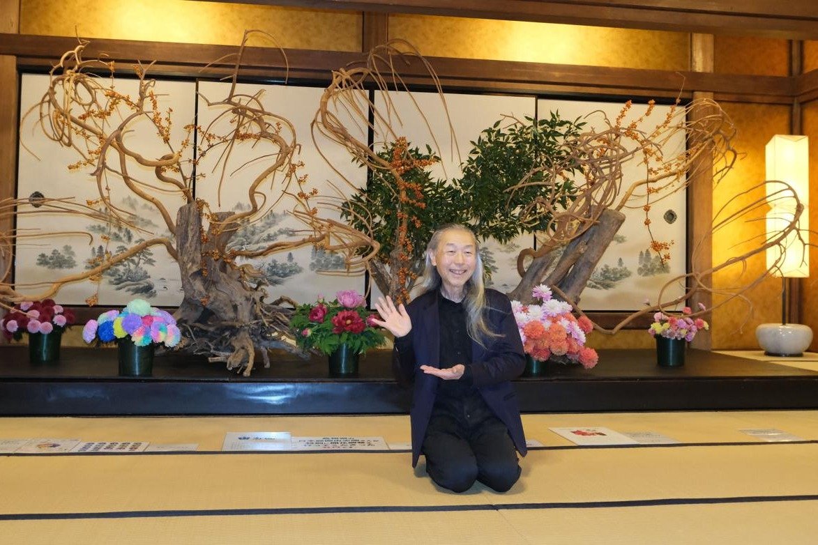 蔵春閣と花「融合の美」 華道家・假屋崎省吾さん作品展・11月17日まで