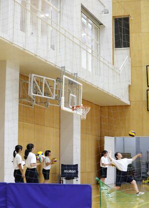 湯沢学園の体育館に設置されている冷房設備(右上)。夏場の気温に応じて稼働している=7月16日、湯沢町
