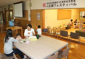 閉校した入広瀬小体育館棟を活用した交流スペース=魚沼市穴沢