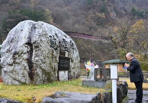 蒲原沢災害の慰霊碑に献花し手を合わせた米田徹市長=12月6日、糸魚川市大所