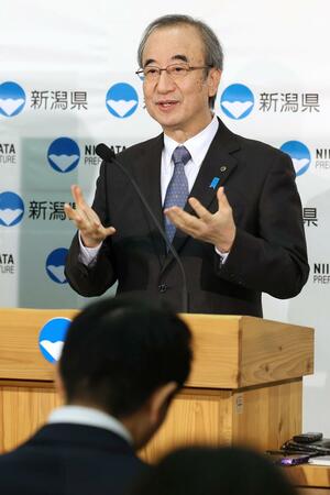 記者会見で阪神大震災の教訓について語る花角英世知事=1月15日、県庁