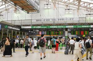 東京の上野駅に掲げられた、壁画「自由」の修復中を示す横断幕=6月