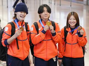 羽田空港に帰国しメダルを披露するスノーボード・ハーフパイプの（左から）山田琉聖、戸塚優斗、小野光希＝１７日