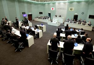 市立上越地域医療センター病院の早期建設を求める決議案の採決=12月18日、上越市議会