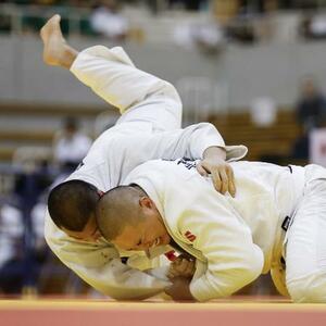 男子100キロ超級決勝 国士舘・長野慎大(左)を攻める大成・時田開仁=ジップアリーナ岡山