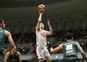 神戸-新潟 第2クオーター、シュートを打つ高橋克実=ワールド記念ホール