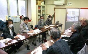 町内会長らと意見交換する福島県立医科大のメンバーら=柏崎市宮川