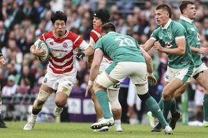 アイルランド戦で攻め込む矢崎（左）＝ダブリン（ＡＰ＝共同）