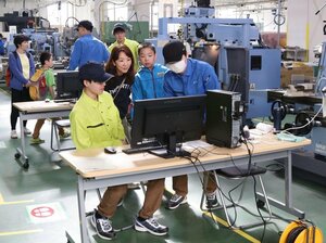 三条テクノスクールが開催した「ものづくりたいけん教室」=三条市柳沢の三条テクノスクール