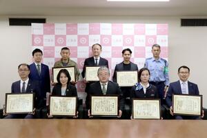 特殊詐欺を防ぎ、感謝状が贈られた銀行やドラッグストアの従業員、来店客=三条市