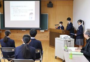 地域住民らの前で少子高齢化などの地域課題への解決プランを発表した白南中学校の生徒たち＝新潟市南区茨曽根