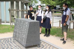 被爆地を歩く敬和学園高校の生徒たち=8月5日、広島市