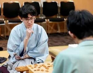 将棋の第10期叡王戦第5局で斎藤慎太郎八段(右)を破り、初防衛を果たした伊藤匠叡王=14日夜、千葉県柏市