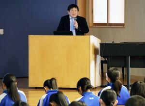 自社の食育に関する取り組みから言葉の大切さを語った大津山厚さん=聖籠町蓮潟の聖籠中学校
