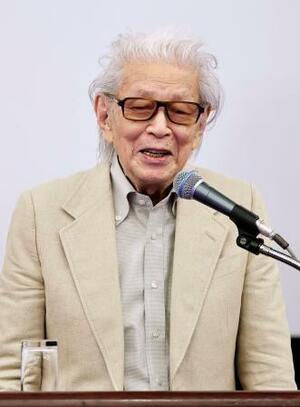 「新聞通信調査会」主催のシンポジウムで基調講演する五木寛之さん=24日午後、東京都千代田区