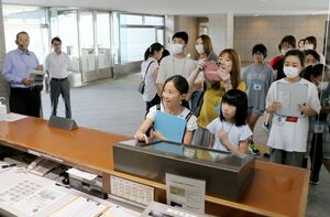 皆川雄二議長(左端)が案内し、小学生が県議会について学んだツアー=8月7日、県議会